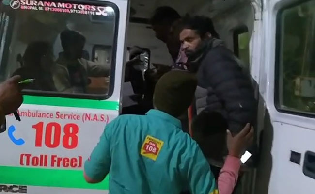 MP: पेट में लगे चाकू को घंटों पकड़े रहा युवक, डॉक्टरों ने नहीं किया इलाज