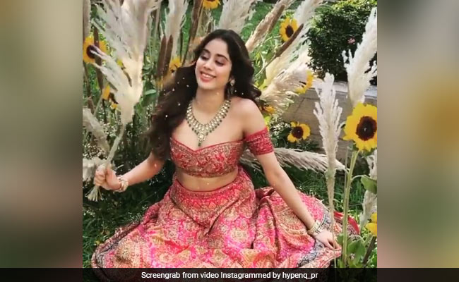जाह्नवी कपूर ने दुल्हन बन सूरजमुखी के फूलों के बीच यूं कराया Photoshoot, खूबसूरत Video हुआ Viral