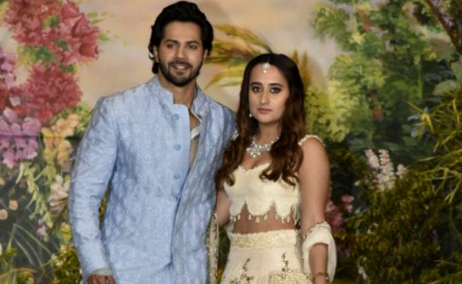 गर्लफ्रेंड नताशा से शादी कर बदल गई वरुण धवन की पूरी जिंदगी, हुआ ऐसा हाल, पहन लेते हैं पत्नी तक के कपड़े