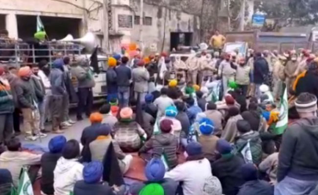 पंजाब : कैप्टन सरकार के खिलाफ BJP के प्रदर्शन में किसानों ने की घुसने की कोशिश, हालात तनावपूर्ण
