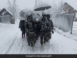 कश्मीर में बर्फबारी के बीच जवानों ने महिला को स्ट्रेचर पर लादकर घर तक पहुंचाया कश्मीर में बर्फबारी के बीच जवानों ने महिला को स्ट्रेचर पर लादकर घर तक पहुंचाया