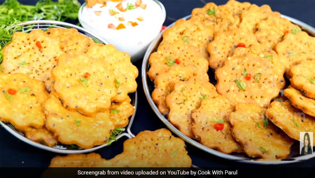 Indian Cooking Tips: How To Make Street-Style Spicy Rice Papadi (Khichiya Papadi)