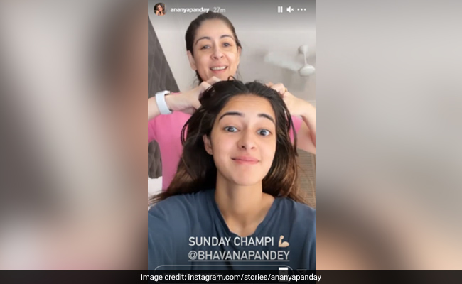 Ananya Panday की मम्मी कर रही थीं चंपी, एक्ट्रेस ने दिया ऐसा रिएक्शन- देखें Video Ananya Panday की मम्मी कर रही थीं चंपी, एक्ट्रेस ने दिया ऐसा रिएक्शन- देखें Video