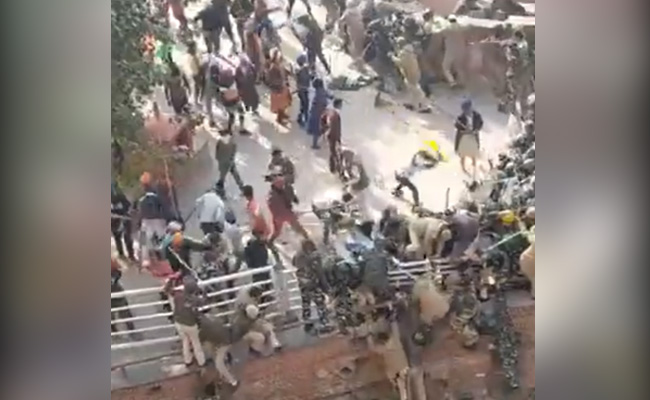 In Shocking Video, Delhi Cops Forced To Jump Off Wall To Escape Farmers At Red Fort