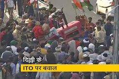 ITO पर  किसानों ने डिवाइडर तोड़ा ITO पर  किसानों ने डिवाइडर तोड़ा