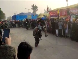 दिल्ली की सिंघु बॉर्डर पर किसान आंदोलन में बाइक स्टंट और नारेबाजी दिल्ली की सिंघु बॉर्डर पर किसान आंदोलन में बाइक स्टंट और नारेबाजी