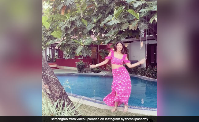 शिल्पा शेट्टी पिंक कलर का आउटफिट पहन स्विमिंग पूल के पास यूं डांस करती आईं नजर, गोवा से शेयर किया Video