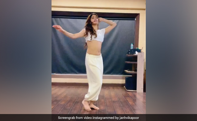 So You Think You Can Dance Like Janhvi Kapoor? We Can't