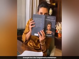 प्रियंका चोपड़ा ने पहली बार देखी अपनी किताब, खुशी से झूम उठी देसी गर्ल- देखें Video प्रियंका चोपड़ा ने पहली बार देखी अपनी किताब, खुशी से झूम उठी देसी गर्ल- देखें Video
