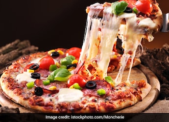 Woman Asks For 1 Cr Compensation For Being Served Non-Veg Pizza, Says It Caused Her 'Mental Agony' Woman Asks For 1 Cr Compensation For Being Served Non-Veg Pizza, Says It Caused Her 'Mental Agony'