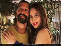 This Pic Of Farhan Akhtar And Anusha Dandekar Is The Definition Of "Cool" This Pic Of Farhan Akhtar And Anusha Dandekar Is The Definition Of "Cool"