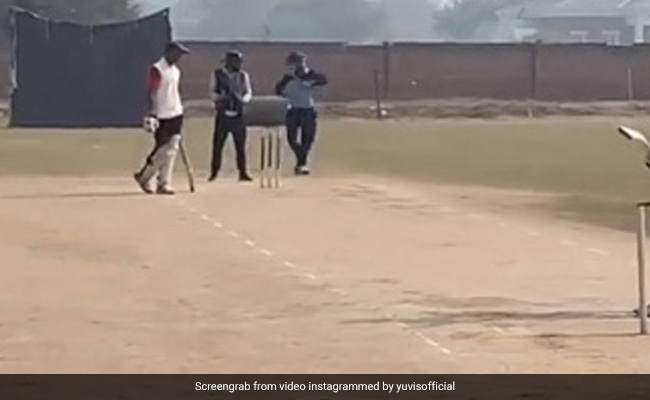 गेंदबाज ने डाली भरतनाट्यम स्टाइल में स्पिन गेंद, युवराज सिंह ने दिया मजेदार रिएक्शन - देखें Video