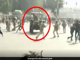 Farmers Protest: किसानों ने पुलिसवालों के पीछे दौड़ा दिया ट्रैक्टर, बीच सड़क ऐसे काटा बवाल - देखें Video Farmers Protest: किसानों ने पुलिसवालों के पीछे दौड़ा दिया ट्रैक्टर, बीच सड़क ऐसे काटा बवाल - देखें Video