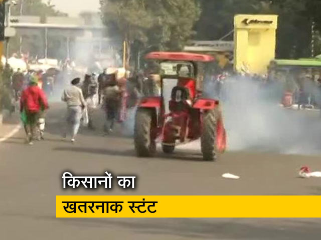 ट्रैक्टर के खतरनाक स्टंट से जान बचाते दिखे पुलिसकर्मी, लाल किले में घुसे किसान ट्रैक्टर के खतरनाक स्टंट से जान बचाते दिखे पुलिसकर्मी, लाल किले में घुसे किसान