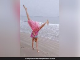 यह बॉलीवुड एक्ट्रेस साड़ी पहनकर बीच पर कार्टव्हील स्टंट करती आईं नजर, वायरल हुआ Video यह बॉलीवुड एक्ट्रेस साड़ी पहनकर बीच पर कार्टव्हील स्टंट करती आईं नजर, वायरल हुआ Video