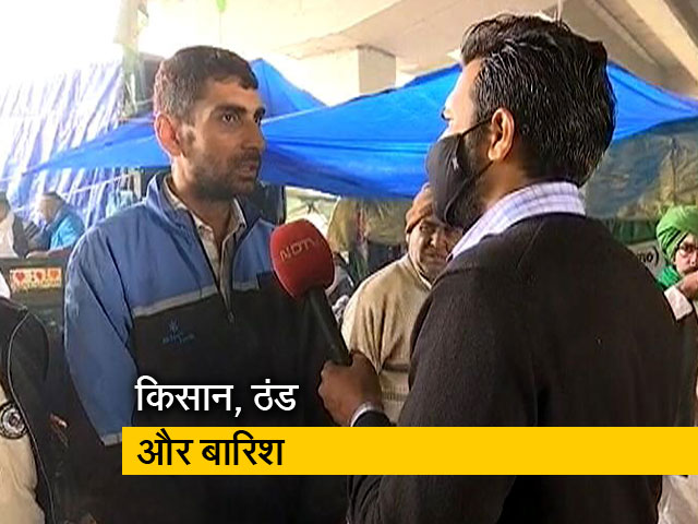 किसानों के लिए मुसीबत पर मुसीबत, दिल्ली की कंपकपाती ठंड और बारिश