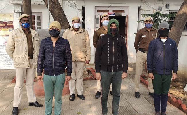 दिल्ली: SDM ऑफिस में वॉलंटियर्स थे, मास्क न पहनने पर काट रहे थे फर्ज़ी चालान, गिरफ्तार