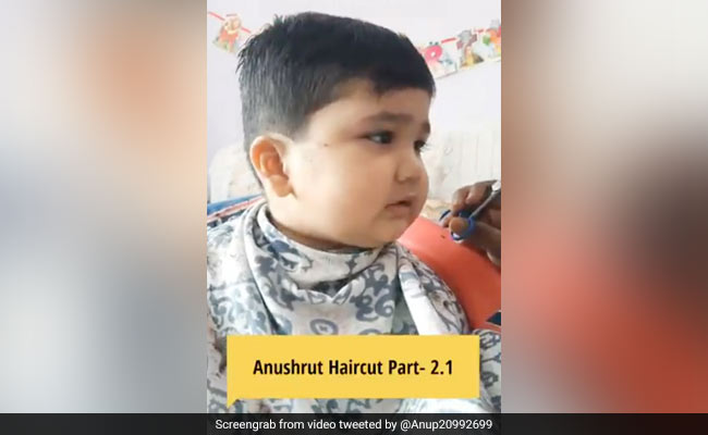 बच्चे ने कटिंग कराते हुए फिर मचाया बवाल, अब घूरकर बोला- 'मत काटो, टकला हो जाउंगा...' - देखें Video
