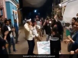 Anupamaa: 'अनुपमा' के सेट पर एक्टर ने मचाई धमाचौकड़ी,  यूं डांस करते आए नजर- देखें Video Anupamaa: 'अनुपमा' के सेट पर एक्टर ने मचाई धमाचौकड़ी,  यूं डांस करते आए नजर- देखें Video