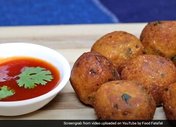 Move Over Regular Pakodas, Cook This Unique Goli Aloo Pakoda In 10 Minutes Move Over Regular Pakodas, Cook This Unique Goli Aloo Pakoda In 10 Minutes