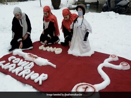 कश्मीर की बहनों ने बर्फ पर कलाकृति बनाकर कोरोना योद्धाओं को किया सलाम, लोग देखने उमड़े कश्मीर की बहनों ने बर्फ पर कलाकृति बनाकर कोरोना योद्धाओं को किया सलाम, लोग देखने उमड़े
