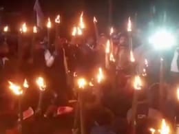 पीएम मोदी के दौरे से पहले, आसु ने CAA के खिलाफ प्रदर्शन के लिए असम में मशाल जुलूस निकाला पीएम मोदी के दौरे से पहले, आसु ने CAA के खिलाफ प्रदर्शन के लिए असम में मशाल जुलूस निकाला