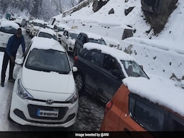 Over 500 Tourists Stranded In Manali Due To Snowfall, Rescue Operation On Over 500 Tourists Stranded In Manali Due To Snowfall, Rescue Operation On