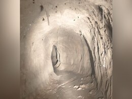 बीएसएफ ने जम्मू-कश्मीर में अंतरराष्ट्रीय सीमा पर सुरंग का पता लगाया बीएसएफ ने जम्मू-कश्मीर में अंतरराष्ट्रीय सीमा पर सुरंग का पता लगाया