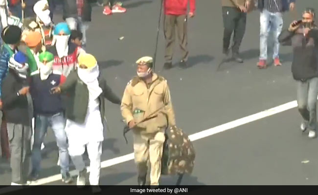 देखें VIDEO : जब ITO में प्रदर्शनकारियों से घिरे पुलिसकर्मी को बचाने आगे आए प्रदर्शन कर रहे दूसरे किसान
