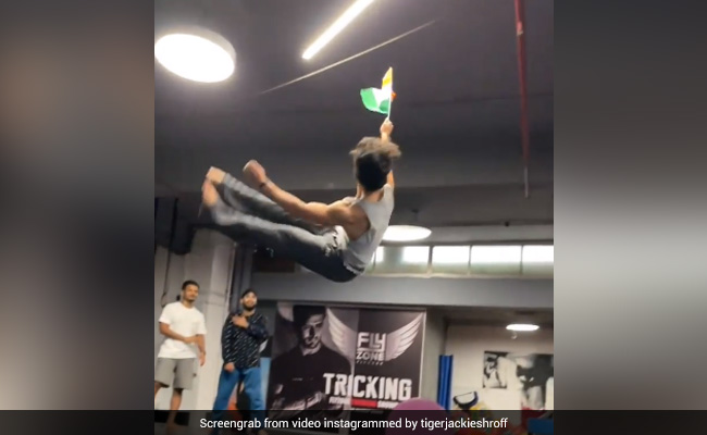 टाइगर श्रॉफ ने तिरंगे को हाथ में लिए यूं दिखाए स्टंट, बार-बार देखा जा रहा एक्टर का Video