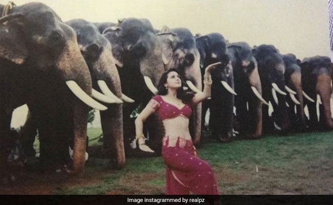 Preity Zinta's ROFL Caption For Her "Favourite" Pic From <i>Dil Se</i> Shoot Diaries
