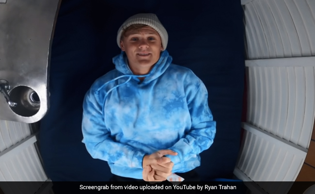 25 स्क्वायर फीट में बने दुनिया के सबसे छोटे घर में कैसे 24 घंटे तक रहा शख्स, देखें हैरान करने वाला Video