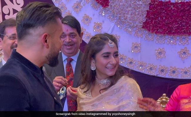 यो यो हनी सिंह की बहन की हुई सगाई, Video पोस्ट कर बोले- मेरी छोटी बहन को आशीर्वाद दें...