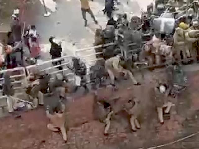 लाल किले में किसानों ने मचाया उत्पात, पुलिस वालों की कर दी पिटाई