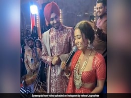 Neha Kakkar ने अपनी शादी में गाया था 'कलंक नहीं, इश्क है' सॉन्ग, अब वायरल हो रहा Video Neha Kakkar ने अपनी शादी में गाया था 'कलंक नहीं, इश्क है' सॉन्ग, अब वायरल हो रहा Video