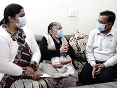 केजरीवाल ने दिवंगत कोरोना वारियर के परिवार को दिए एक करोड़ रुपये