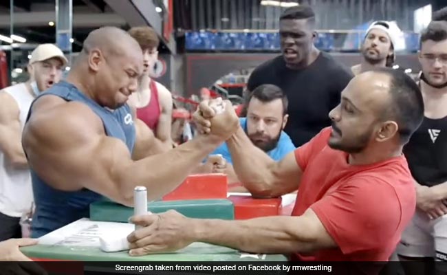भारतीय युवक ने विदेशी बॉडीबिल्डर से लड़ाया पंजा, हारते-हारते इस तरह जीत लिया मैच - देखें Video