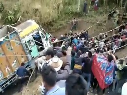 नगालैंड : खाई में गिरा ट्रक, गांव वालों ने रस्सी-बांस के सहारे निकाला बाहर, देखिए हैरान करने वाला VIDEO नगालैंड : खाई में गिरा ट्रक, गांव वालों ने रस्सी-बांस के सहारे निकाला बाहर, देखिए हैरान करने वाला VIDEO