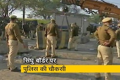 ट्रैक्टर परेड हिंसा के बाद सिंघु बॉर्डर पर सुरक्षा के कड़े इंतजाम ट्रैक्टर परेड हिंसा के बाद सिंघु बॉर्डर पर सुरक्षा के कड़े इंतजाम