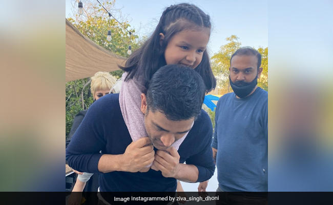 जीवा ने धोनी के साथ की बिस्कुट के विज्ञापन की शूटिंग, फिर पापा के कंधे पर चढ़ यूं की मस्ती- देखें Video