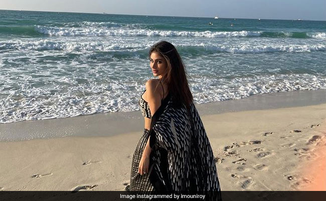 Mouni Roy की Beach Photos हुईं वायरल, कभी बालों में हाथ फेरते तो कहीं नजारा एंजॉय करती आईं नजर