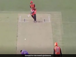 BBL 2020: बल्लेबाज ने विकेटकीपर के पीछे मारा धुआंधार छक्का, देखता रह गया गेंदबाज - देखें पूरा Video BBL 2020: बल्लेबाज ने विकेटकीपर के पीछे मारा धुआंधार छक्का, देखता रह गया गेंदबाज - देखें पूरा Video