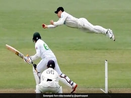 NZ Vs Pak: पाकिस्तानी बल्लेबाज ने मारा शॉट, खिलाड़ी ने हवा में उड़कर पकड़ लिया Impossible कैच - देखें Video NZ Vs Pak: पाकिस्तानी बल्लेबाज ने मारा शॉट, खिलाड़ी ने हवा में उड़कर पकड़ लिया Impossible कैच - देखें Video