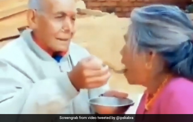 बुजुर्ग कपल ने एक-दूसरे को खूबसूरत अंदाज में खिलाया खाना, देख IPS बोला- अब तक का सबसे प्यारा Video