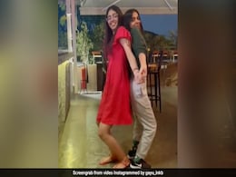 Priya Prakash Varrier ने रेड ड्रेस में दोस्त के साथ यूं जमकर किया डांस, Video खूब हो रहा है वायरल Priya Prakash Varrier ने रेड ड्रेस में दोस्त के साथ यूं जमकर किया डांस, Video खूब हो रहा है वायरल