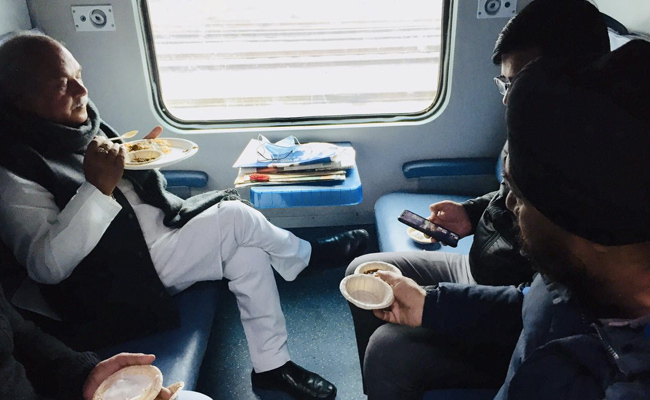 केंद्रीय कृषि मंत्री नरेंद्र सिंह तोमर ने ट्रेन में सिखों के साथ किया भोजन