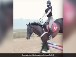 जैकलीन फर्नांडीस ने नए साल पर की घुड़सवारी, हर्डल के आते ही यूं लगा दी छलांग- खूब Viral हो रहा है Video जैकलीन फर्नांडीस ने नए साल पर की घुड़सवारी, हर्डल के आते ही यूं लगा दी छलांग- खूब Viral हो रहा है Video