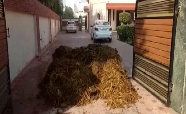पंजाब: बीजेपी के पूर्व मंत्री के घर पर किसान प्रदर्शनकारियों ने फेंका गोबर, कैप्टन ने चेताया