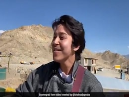 संदेसे आते हैं...गाकर इंटरनेट पर सबका दिल जीत रहा ये लड़का, रवीना टंडन ने भी की तारीफ- देखें Video संदेसे आते हैं...गाकर इंटरनेट पर सबका दिल जीत रहा ये लड़का, रवीना टंडन ने भी की तारीफ- देखें Video