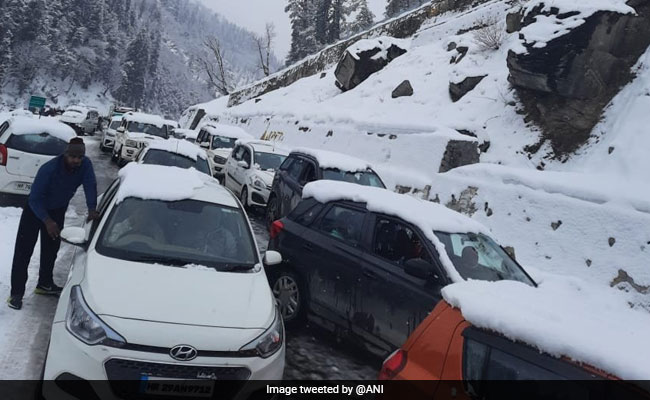 Himachal Police Rescues Over 300 Tourists Stranded Near Atal Tunnel After Snowfall